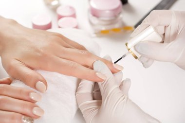 Kadın elle parmak tırnak manikür Studio boyama koru eldiven. Yakın, seçici odak.