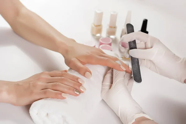Esteticista Profissional Polimento Unhas Dedo Com Arquivo Estúdio Beleza Manicure — Fotografia de Stock