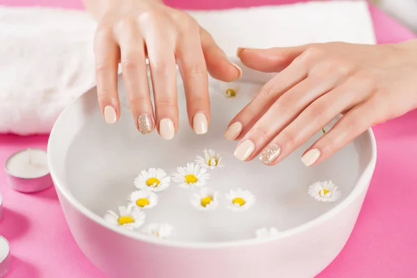 Des Mains Jeune Fille Avec Des Ongles Manucure Bol Avec — Photo