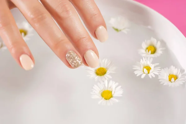 Dedo Mujer Joven Con Uñas Crema Esmalte Toque Flor Margarita — Foto de Stock