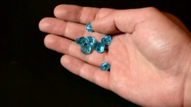 Karo veya taş düşme erkek elinde mavi ve kalite kontrol edin. Ham ve değil parlak taşlar. Yakın, seçici odak