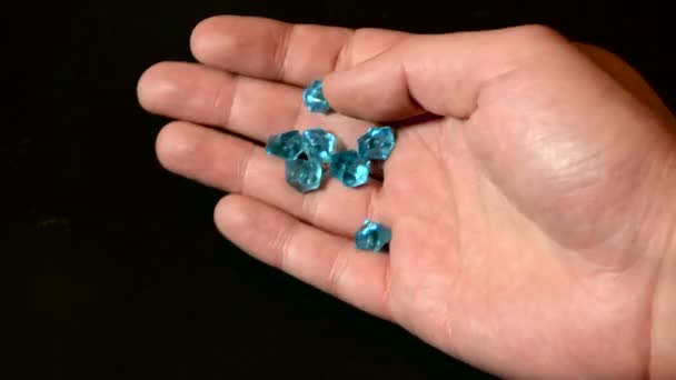 Diamants Bleus Pierres Précieuses Main Masculine Tombant Vérifiant Qualité Les — Video