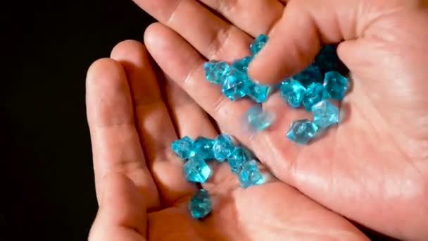 Mãos Homem Rolando Redemoinho Diamantes Azuis Pedra Preciosa Verificação Qualidade — Vídeo de Stock
