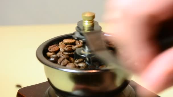 Chicchi Caffè Tostati Macinazione Mulino Preparare Caffè Metodo Vecchio Retrò — Video Stock