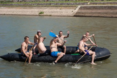 Niş, Sırbistan - 19 Mayıs 2018 float şehir nehirde rafting içinde mutlu bir adam grup. Spor ve rekreasyon kavramı