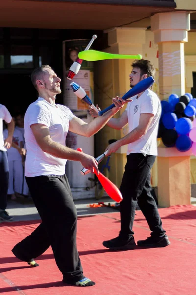 Nis Serbia April 2018 Juggler Colorful Sticks Juggling Performance Stage — Stock Photo, Image