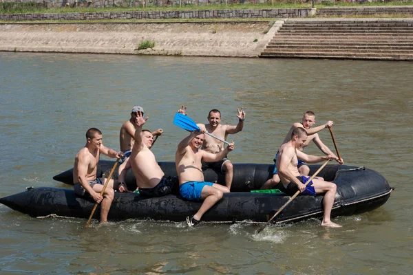 Nis Sérvia Maio 2018 Grupo Homens Felizes Flutuação Rio Cidade — Fotografia de Stock