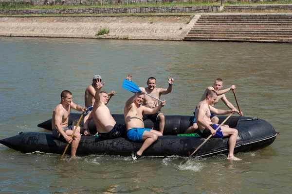 Nis Serbia Mayo 2018 Grupo Hombres Felices Rafting Flotante Río —  Fotos de Stock