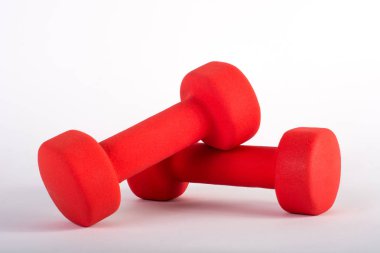 Beyaz arka plan üzerinde izole fitness için kırmızı halter. Spor ve eğlence kavramı