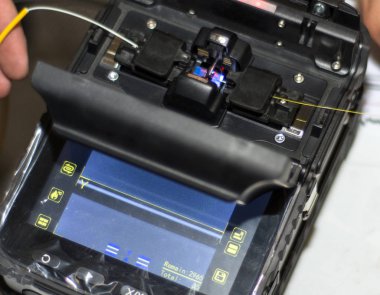 Fiber optik kablo, Fiber optik Fusion Splicer enstrüman profesyonel aracı ile yapıştırma. Modern ve hızlı internet ve ağ kavramı