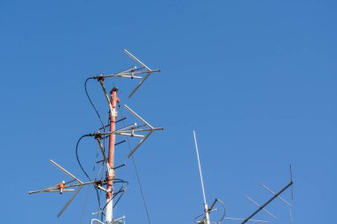 Çatı ve mavi gökyüzü arka planda Bina radyo istasyonu profesyonel radyo Fm Radyo istasyonlar