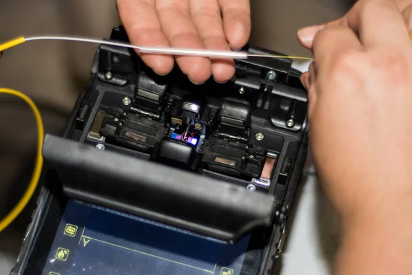 Fiber optik kablo Fiber optik Fusion Splicer enstrüman profesyonel makine ile mühendis tarafından eklemek. Yakın, seçici odak. Modern ve hızlı internet ve ağ kavramı
