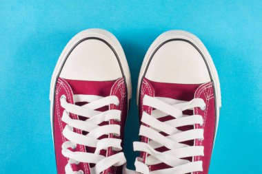 Mavi arka plan üzerinde kırmızı spor ayakkabılar. Görünümü en çok, yakın çekim. Retro moda kavramı görüntü