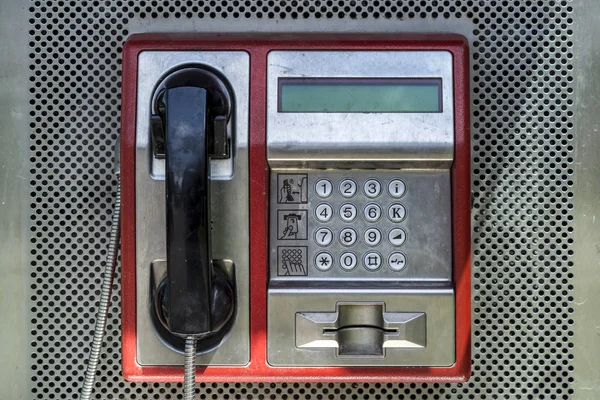 Παλαιό Κόκκινο Τηλεφωνικό Θάλαμο Στο Πλαίσιο Εξωτερική Στο Δρόμο Της — Φωτογραφία Αρχείου