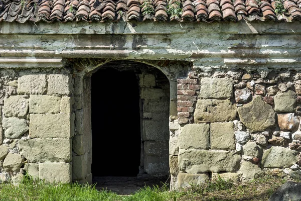 非常に古い石入り口 中世の建物の壁 暗黒時代概念アーキテクチャ — ストック写真
