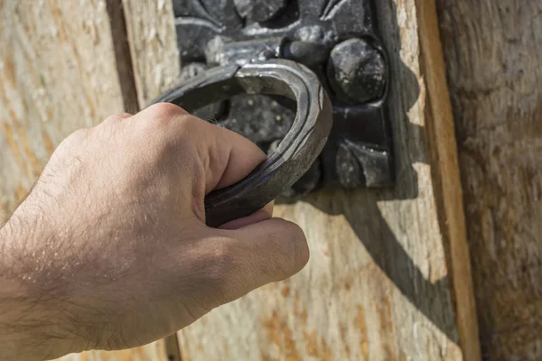 Mano Masculina Abriendo Puerta Madera Vieja Con Manija Puerta Muy — Foto de Stock