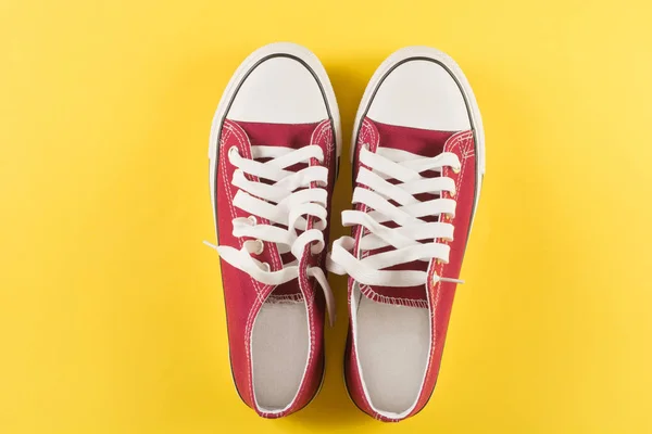 Nouvelles Baskets Rouges Sur Fond Jaune Avec Espace Copie Vue — Photo