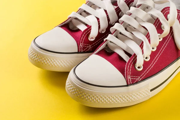 Närbild Röda Nya Sneakers Retro Fashion Konceptet Selektivt Fokus — Stockfoto
