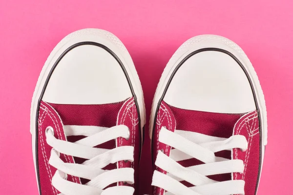 Röda Sneakers Isolerad Rosa Bakgrund Retro Fashion Konceptet Närbild Ovanifrån — Stockfoto