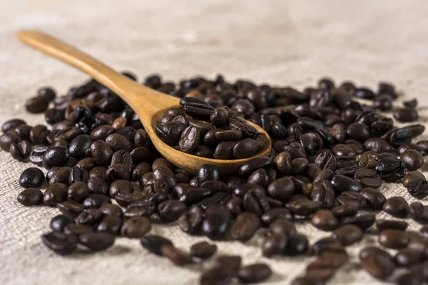Rostade Svarta Kaffebönor Och Träslev Kaffe Selektiv Fokus Närbild — Stockfoto