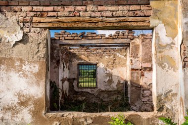 Soyut windows çerçeveler ve iç, kalıntıları terkedilmiş bir bina mahvoldu. Eski yıkık duvarlar tuğla. Kalıp, alçı dekorasyon, kısma ve çubuklarla küçük pencereler yok