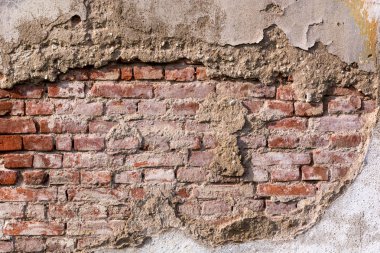Boş çok eski kırmızı tuğla duvar doku. Distressed duvar yüzeyi boyalı. Grunge kırmızı arka plan stonewall. Eski püskü bina cephesi hasarlı sıva ile. Soyut Web afiş. Kopya alanı.
