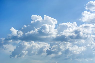 Beyaz ve mavi bulutlar ve gökyüzü. Doğal cennet arka plan. Cumulus bulutları yazın