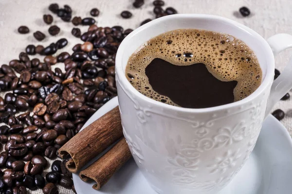 Svart Kaffe Kopp Och Kanelstång Och Rostade Kaffebönor Selektiv Fokus — Stockfoto