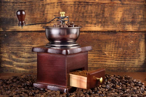 Traditionella Trä Kaffekvarnen Kvarnen Med Rostade Kaffebönor Och Trä Bakgrund — Stockfoto