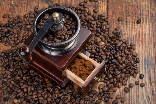 Kaffekvarnen Burr Rustika Planka Bakgrund Och Rostade Kaffebönor Mat Och — Stockfoto