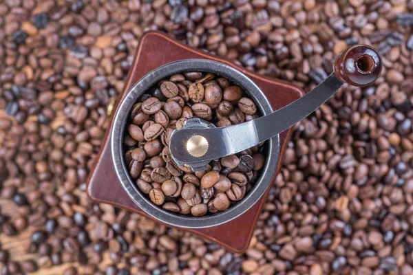 Gamla Retro Kaffe Burr Kvarnen Med Rostade Kaffebönor Och Kaffe — Stockfoto