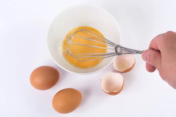 Chef Kok Hand Met Garde Opgeklopte Eieren Kom Witte Keukentafel — Stockfoto