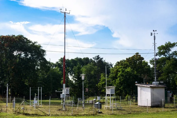 Väderstation För Övervakning Omgivande Lufttryck Fuktighet Vindflöjeln Och Temperatur Skog — Stockfoto