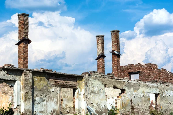 Abandoned Destroyed Old Family Brick House Roof Chimneys Broken Windows — Stock Photo, Image