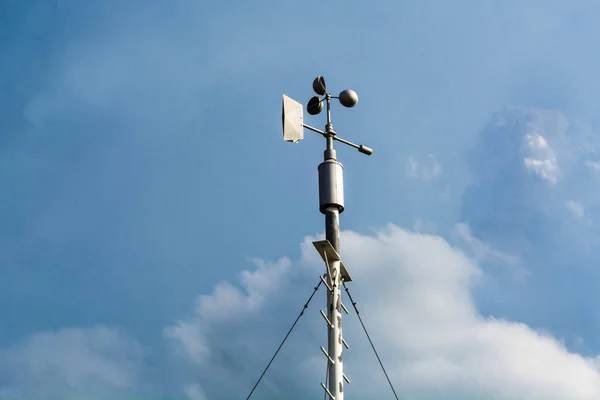 Profesyonel rüzgar gülü ve bulutlu dramatik mavi gökyüzü hava istasyonu. Meteoroloji kavramı. Ortam havası basınç, nem, Rüzgar hızı ve doğrudan izlemek için otomatik Meteoroloji İstasyonu