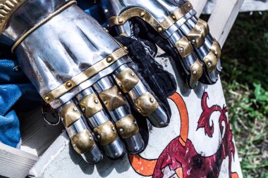 Ortaçağ şövalyesi metal el eldiven kalkan. Orta yaş Tema Festivali'nde geleneksel şövalyeler silah. Yakın, seçici odak