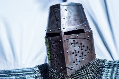 Ortaçağ eski kask ve koruma savaşta zincirden knight. Çok ağır headdress stand. Ortaçağ zırh kavramı