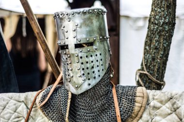 Ortaçağ eski kask ve koruma savaşta zincirden knight. Çok ağır headdress stand doğada. Ortaçağ zırh kavramı