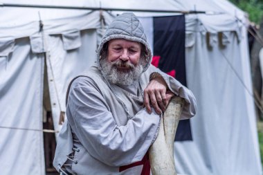 Niş, Sırbistan - 10 Haziran 2018: Portre, eski Templar Knight sakal ve büyük boynuz çadır önünde eğilerek başlık ile. Orta Çağ kavramı