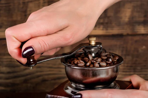 Kvinna Hand Slipning Kaffe Rostas Bönorna Retro Kvarn Och Trä — Stockfoto