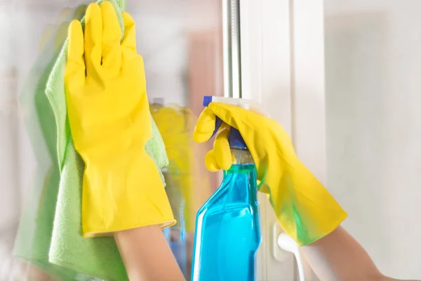 Vrouwelijke Handen Met Gele Beschermende Handschoenen Schoonmaak Venster Bij Huis — Stockfoto