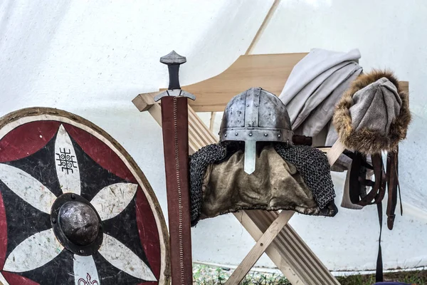 Средневековое Рыцарское Снаряжение Старой Спальной Палатке Металлический Шлем Щит Меч — стоковое фото