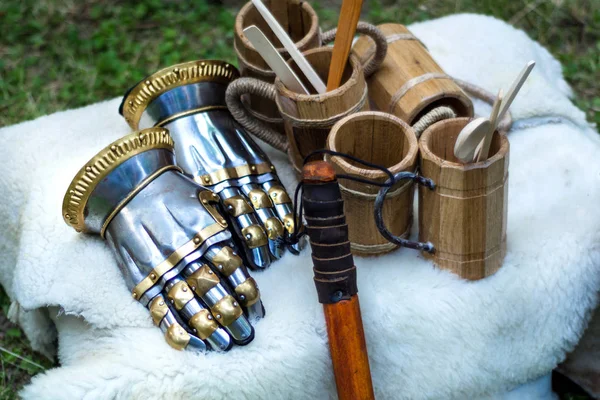 Mittelalterliche Ritterhandschuhe Aus Metall Und Holzbecher Zum Trinken Auf Weißer — Stockfoto