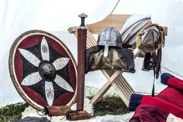 Ortaçağ şövalyesi ekipman eski uyku çadırda kapatın. Metal miğfer, kalkan, kılıç ve elbiseleri sandalyeye. Geleneksel şövalyeler silah orta yaş Tema Festivali