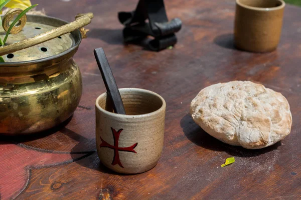 Pan Taza Medievales Para Beber Escritorio Madera Viejo Concepto Alimentos —  Fotos de Stock