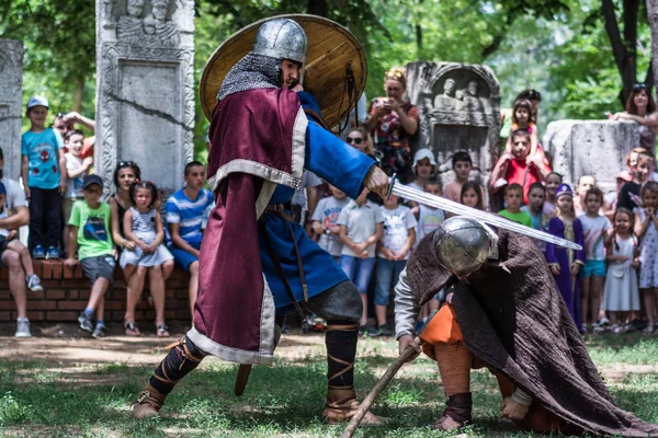 Nis Serbie Juin 2018 Chevalier Médiéval Avec Armure Épées Combattant — Photo