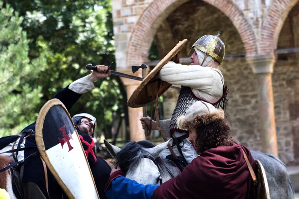 Nis Serbie Juin 2018 Bataille Chevaliers Médiévaux Cheval Avec Épées — Photo