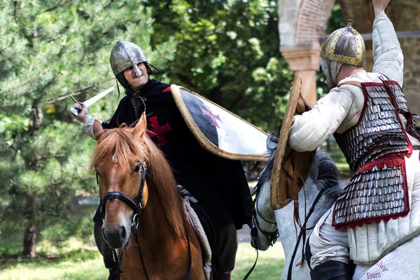 Nis Serbie Juin 2018 Deux Chevaliers Médiévaux Combattant Avec Épée — Photo