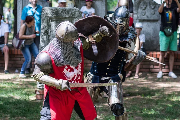 自然と公共を見ての鎧の難しい武器で戦って Nis セルビア 2018 つの中世騎士 中世トーナメントの戦い — ストック写真