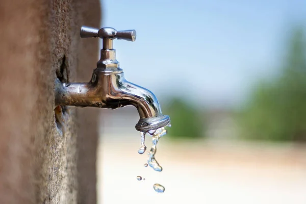 Grifo Gotas Agua Parque Público Afectado Por Calentamiento Global Hizo — Foto de Stock